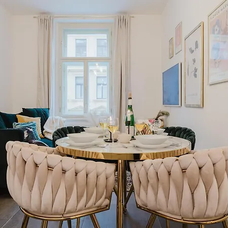 Days - One Bedroom With 2 Frame Tvs In Center * Πράγα