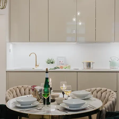 Διαμέρισμα Days - One Bedroom With 2 Frame Tvs In Center
