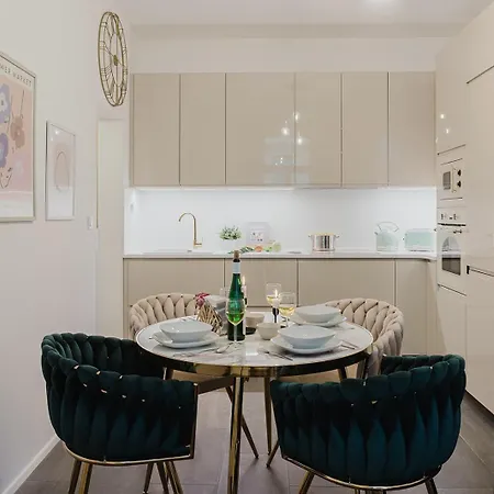 Days - One Bedroom With 2 Frame Tvs In Center *