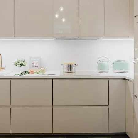 Διαμέρισμα Days - One Bedroom With 2 Frame Tvs In Center
