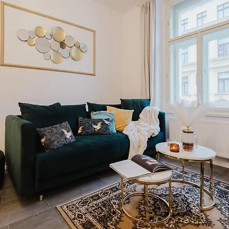 Days - One Bedroom With 2 Frame Tvs In Center Πράγα
