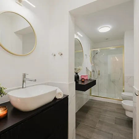Days - One Bedroom With 2 Frame Tvs In Center *