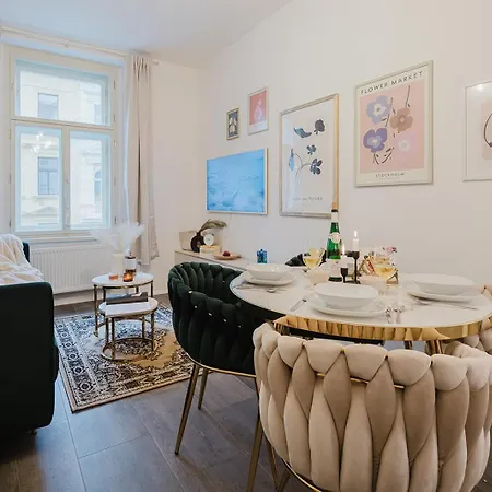 Διαμέρισμα Days - One Bedroom With 2 Frame Tvs In Center